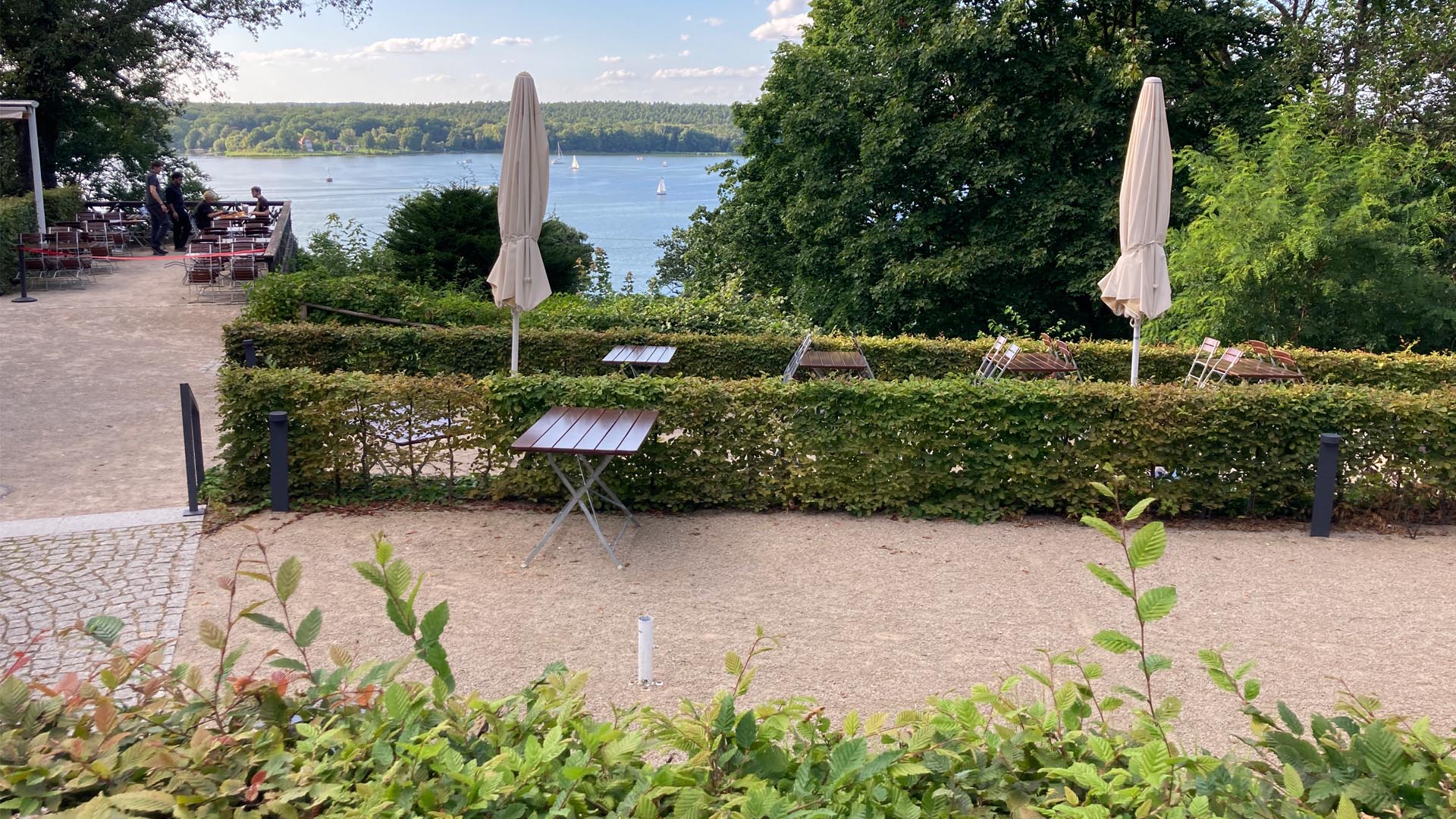 Vom oberen Punkt des Grundstücks  hat man einen wunderbaren Blick über den Wannsse, der wieder von Sträuchern und Bäumen freigestellt wurde